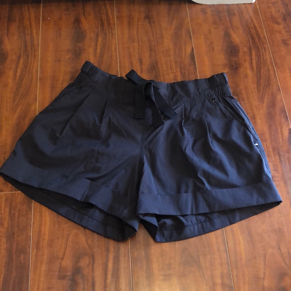 Lululemon spring breakaway short. Size 4 black